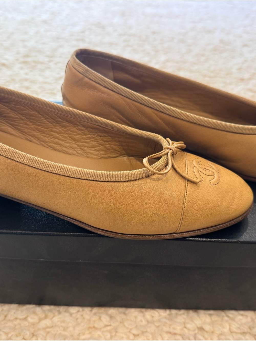 CHANEL Tan Leather Ballet Flats with CC Logo and Bow - Picture 6 of 14